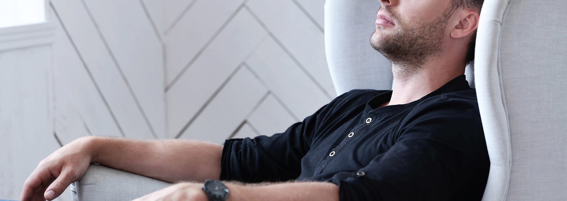 bel-homme-endormi-fauteuil